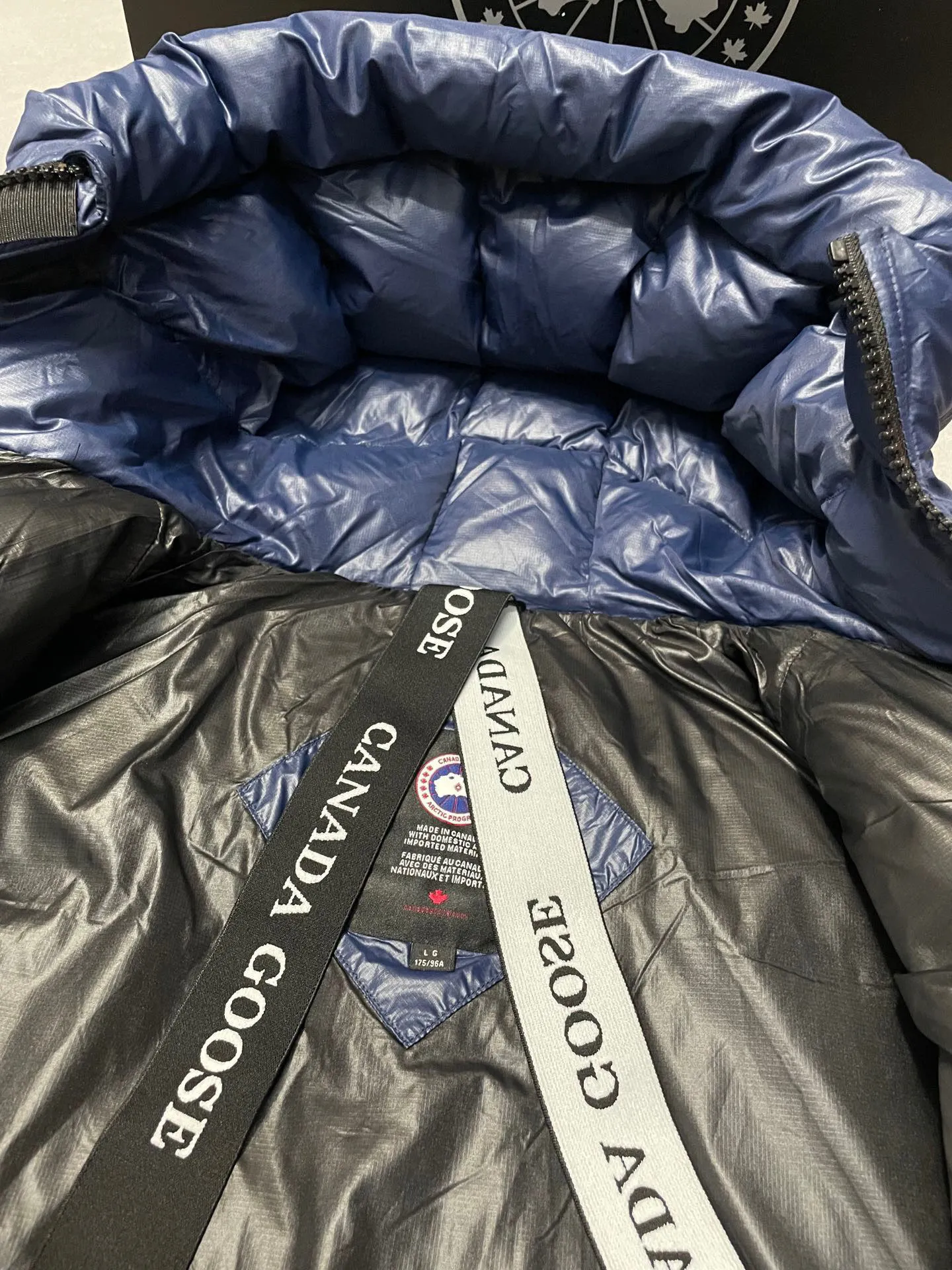 P780 Blue Red Label Top Version 𝘾𝘼𝙉𝘼𝘿𝘼 𝙂𝙊𝙊𝙎𝙀/Canada Goose 2023 Limited New Crofton Puff Down Jacket Pure Guangzhou Inspection 95 White Duck Down Filling‼  Top version, ceiling level‼ Crofton soft bread, the latest style in 2023, has a cold protection effect of up to level 4. It is made of recycled Feather-Light tear-resistant fabric. It is ultra-light and has no weight on the upper body at all! The unique black label highlights your temperament‼  Canada Goose, a Canadian brand, has always been recognized as the warmest down jacket. Various Instagram celebrities, Internet celebrities, and celebrities often wear it for street photos. I do Canada Goose every year, but I still can’t get rid of my love for geese. No matter how cold the winter is, there is no need to be afraid, because there are geese! Filled with 80% white duck down, Canada Goose is the legendary warmest down jacket and is known as a must-have for Arctic outdoor sports! The most popular down jacket in the world, celebrities are rushing to buy it, it is a must-have! Same style for men and women Size: S-XXL